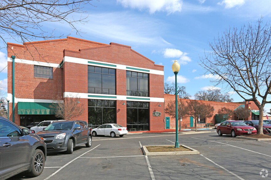 More Photos Of 711 N Court St, Visalia Office For Sale