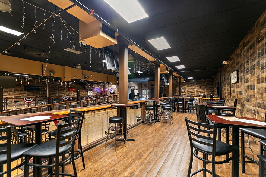 More Photos Of 425 W State St, Sycamore General Retail For Sale