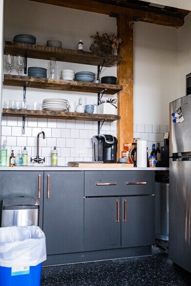 More Photos Of 1644 N Honore St, Chicago Loft Creative Space For Lease