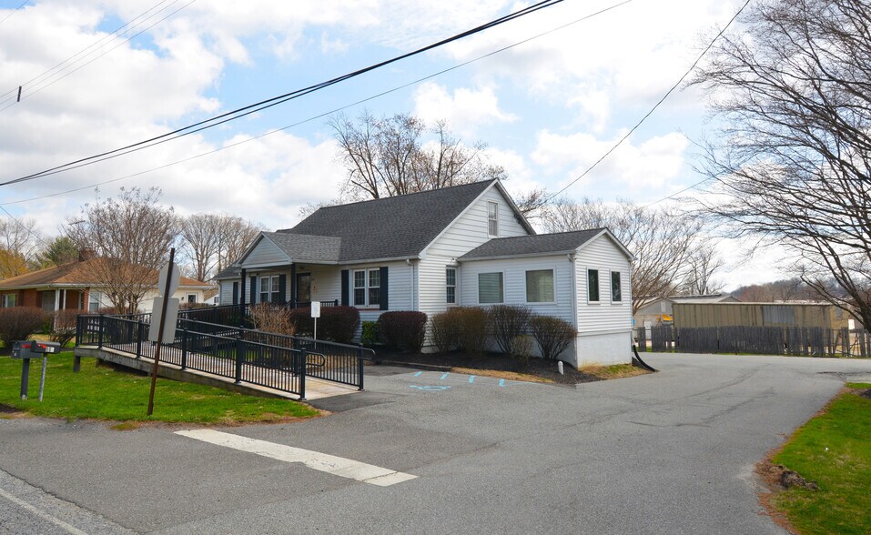 Primary Photo Of 616 E Cypress St, Kennett Square Medical For Sale