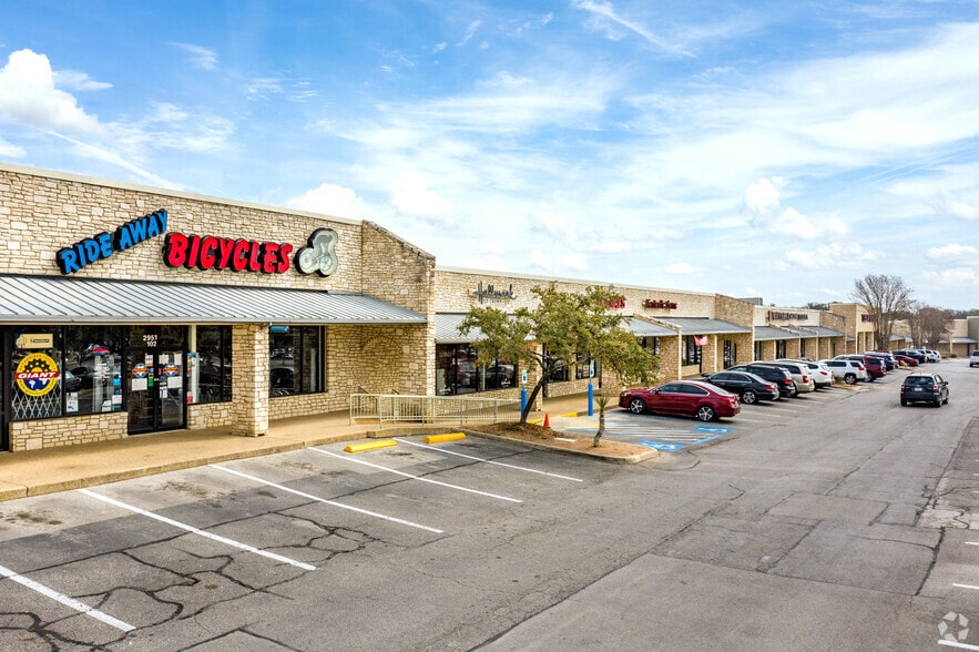 More Photos Of 2929-2951 Thousand Oaks Dr, San Antonio Storefront For Lease