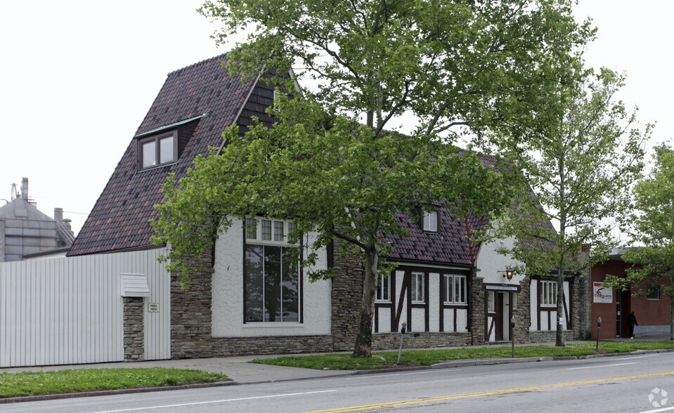 Primary Photo Of 1816-1820 Central Pky, Cincinnati Bar For Lease