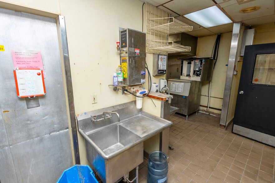 More Photos Of 1403 W 8th St, Wellington Fast Food For Sale