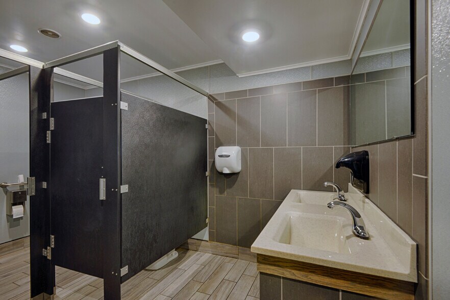 More Photos Of 226 Webb St, Clayton Bar For Sale