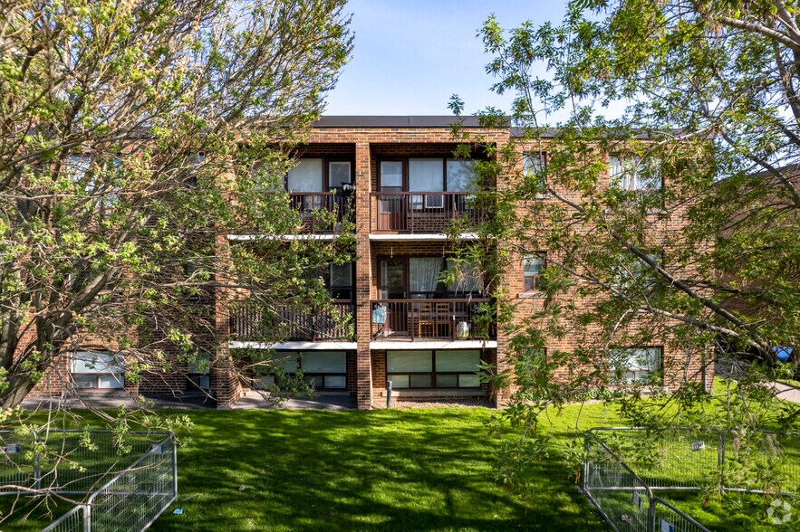More Photos Of 25 Hotspur Rd, Toronto Apartments For Sale