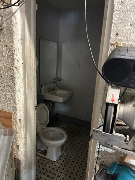 More Photos Of 323 Washington St, Mount Vernon Industrial For Sale