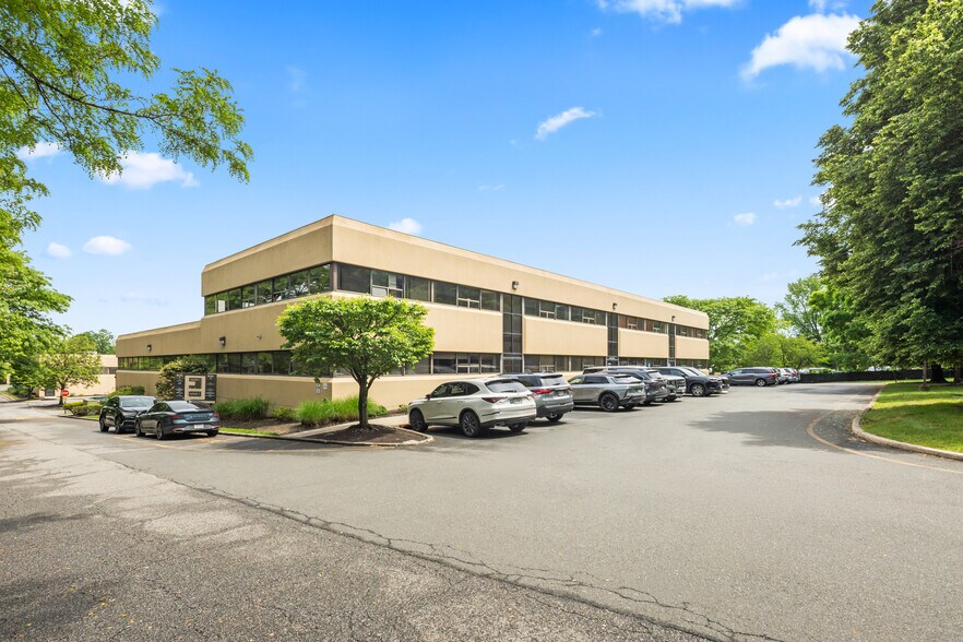 More Photos Of 80 Red Schoolhouse Rd, Chestnut Ridge Office For Lease