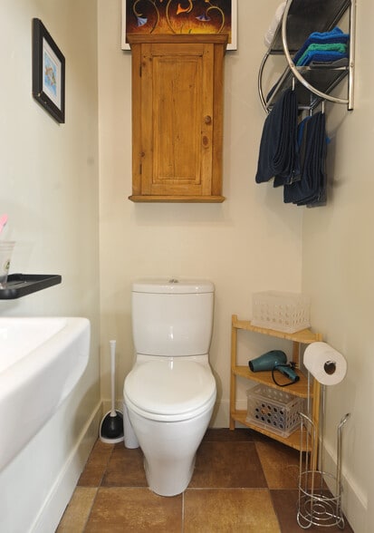 More Photos Of 1502 NW 52nd St, Seattle Office Residential For Sale