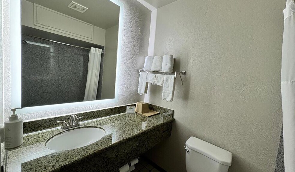 More Photos Of 600 E Broadway St, Van Horn Hotel For Sale