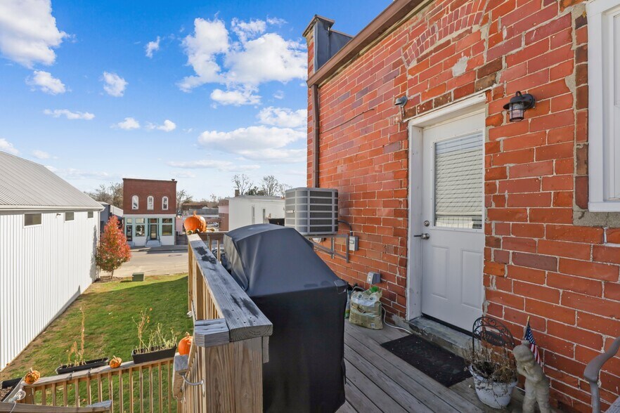 More Photos Of 14 W Depot St, Pataskala Showroom For Sale