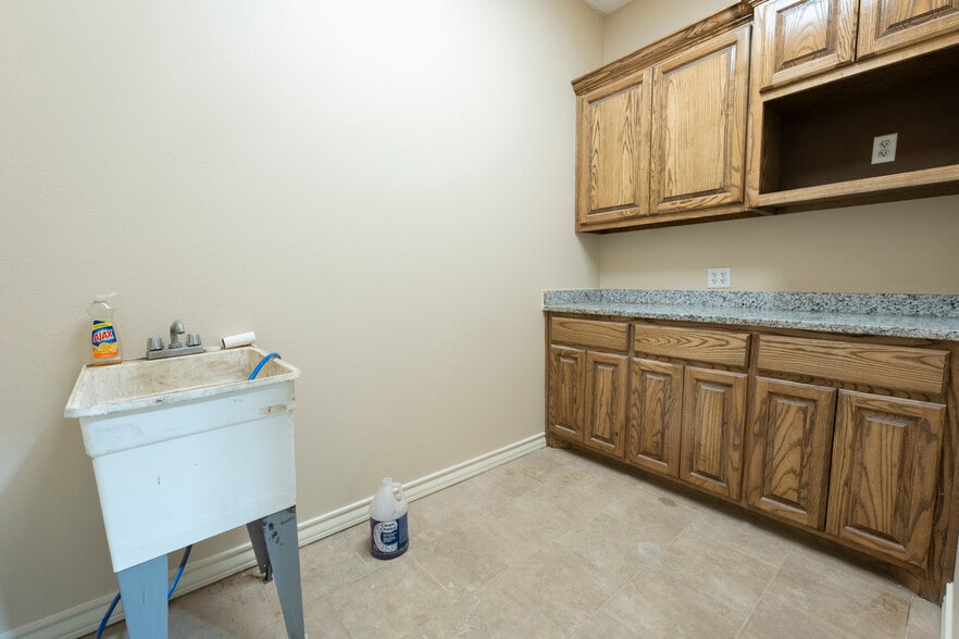 More Photos Of 1806 CR-1101, Midland Warehouse For Lease