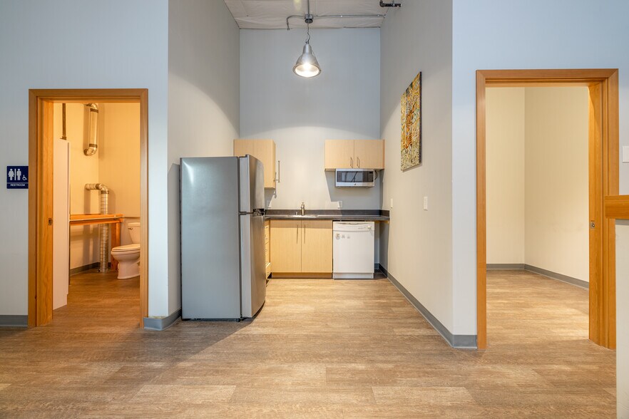 More Photos Of 909 Squalicum Way, Bellingham Flex For Sale