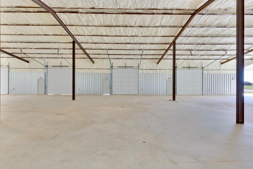 More Photos Of 343 Miracle Mile, Stonewall Warehouse For Lease
