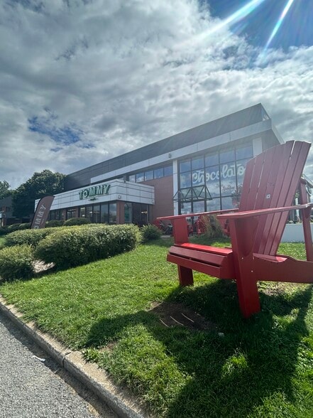 More Photos Of 2327 Boul du Versant-Nord, Québec General Retail For Lease