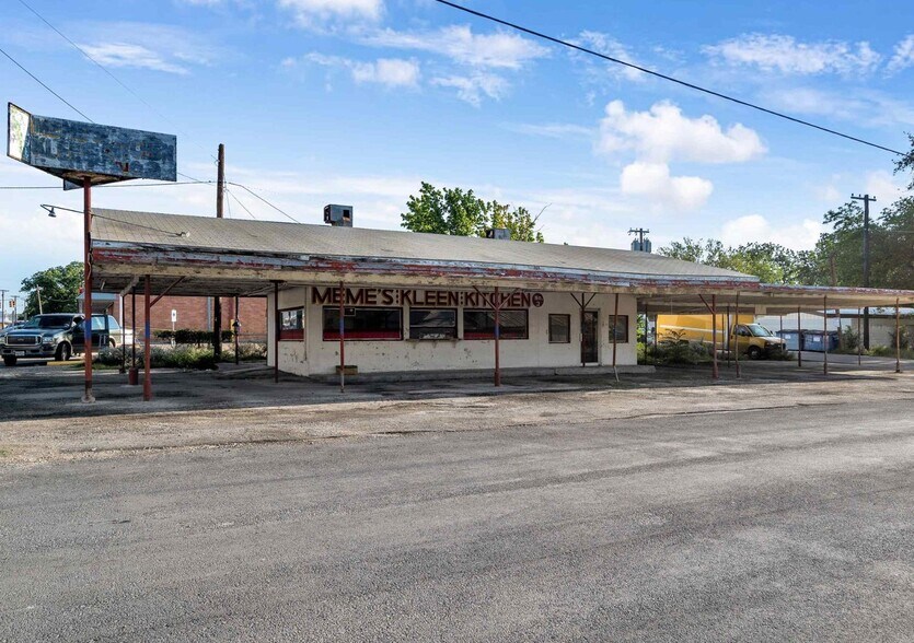 Primary Photo Of 202 E Canal St, Del Rio General Retail For Sale
