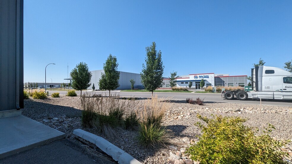 More Photos Of 3036 N 36 St, Lethbridge Warehouse For Lease