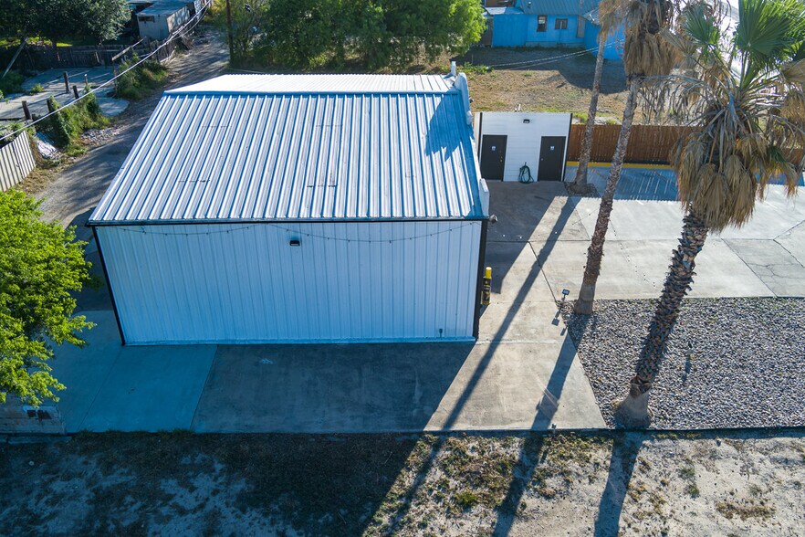 More Photos Of 607 W Gibbs St, Del Rio Storefront Retail Office For Sale