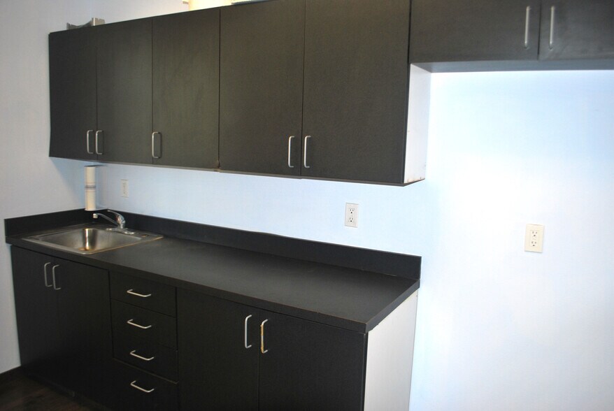 More Photos Of 1510 W Horizon Ridge Pky, Henderson General Retail For Sale