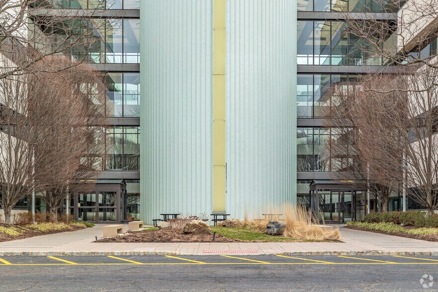 More Photos Of 125 Chubb Ave, Lyndhurst Office For Lease