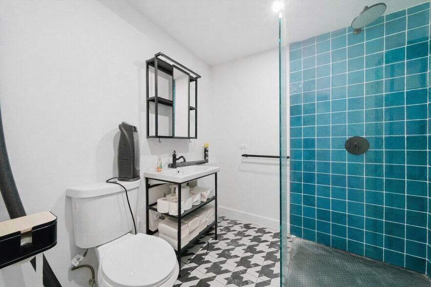 More Photos Of 2447 N Ashland Ave, Chicago Storefront Retail Residential For Lease