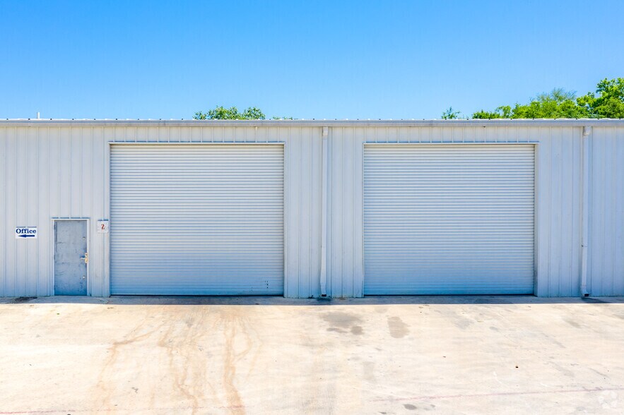 More Photos Of 11618 Nacogdoches Rd, San Antonio Warehouse For Lease