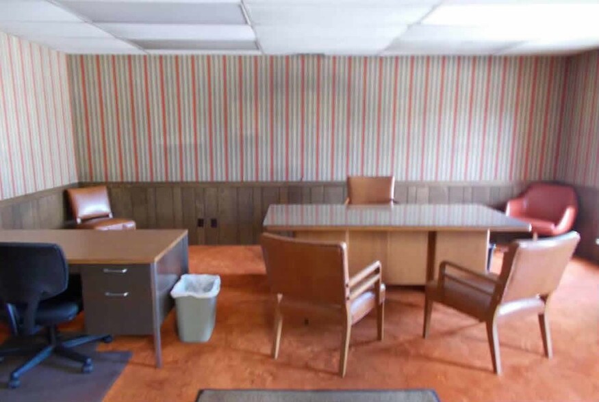 More Photos Of 1200 N 24th St, Manitowoc Showroom For Lease