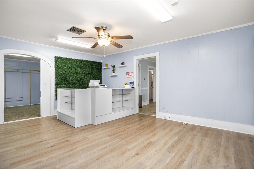 More Photos Of 1009 E Denman Ave, Lufkin General Retail For Sale