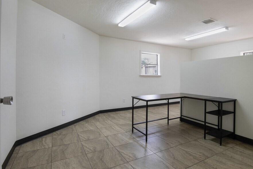 More Photos Of 825 Fairmont Pkwy, Pasadena Office For Sale