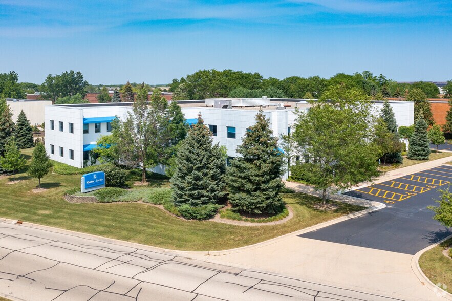 More Photos Of 585 Bond St, Lincolnshire Light Distribution For Lease