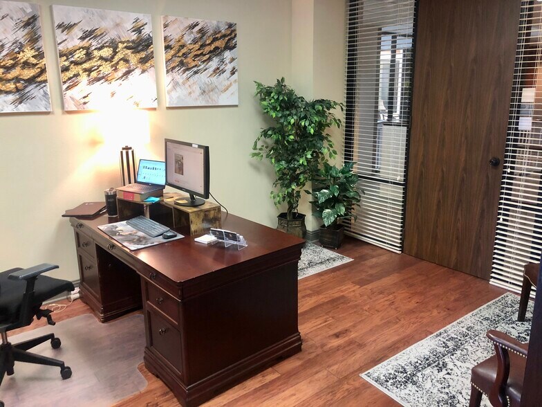 More Photos Of 222 Sidney Baker St S, Kerrville Office For Sale