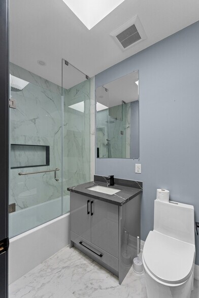 More Photos Of 5848 Ferry St, Niagara Falls General Retail For Sale