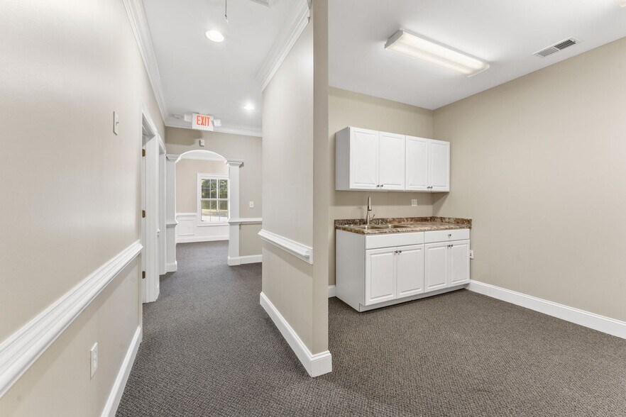 More Photos Of 2440 Sandy Plains Rd, Marietta Office For Lease