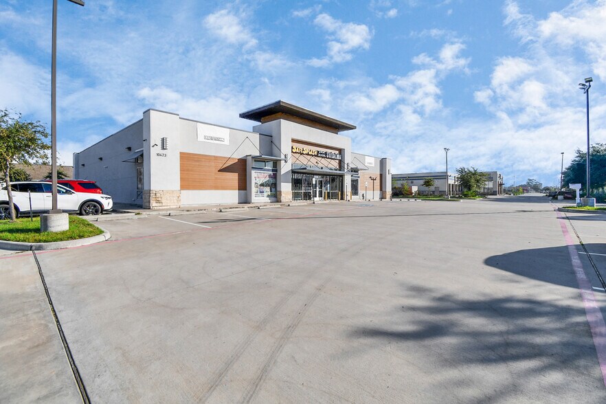 More Photos Of 10423 N Sam Houston Pky E, Humble Sports And Entertainment For Sale