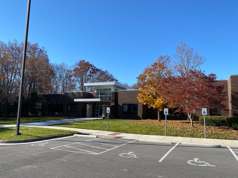 More Photos Of 1872 Pratt Dr, Blacksburg Office For Sale