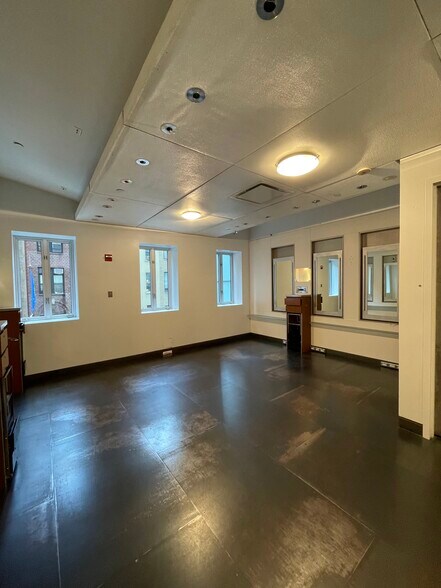 More Photos Of 108 E 60th St, New York Storefront Retail Office For Sale