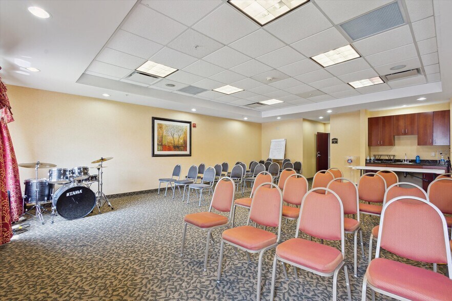 More Photos Of 2750 Fortune Cir W, Indianapolis Hotel For Sale