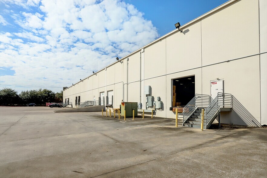 More Photos Of 10215 S Sam Houston Pky W, Houston Warehouse For Lease