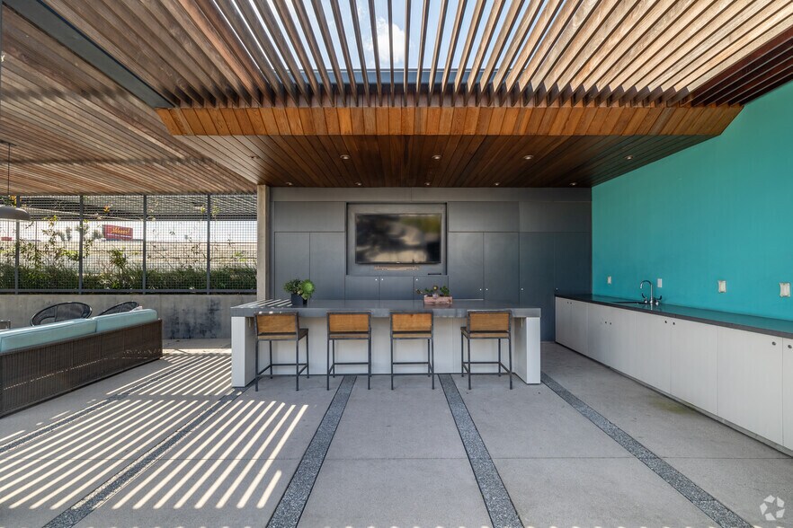 More Photos Of 12910 Culver Blvd, Marina Del Rey Unknown For Lease