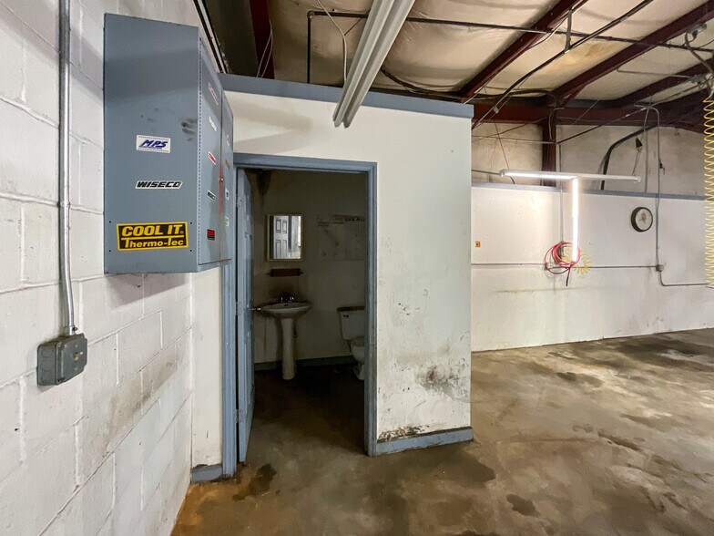 More Photos Of 3608 Roosevelt blvd, Monroe Storefront Retail Office For Sale