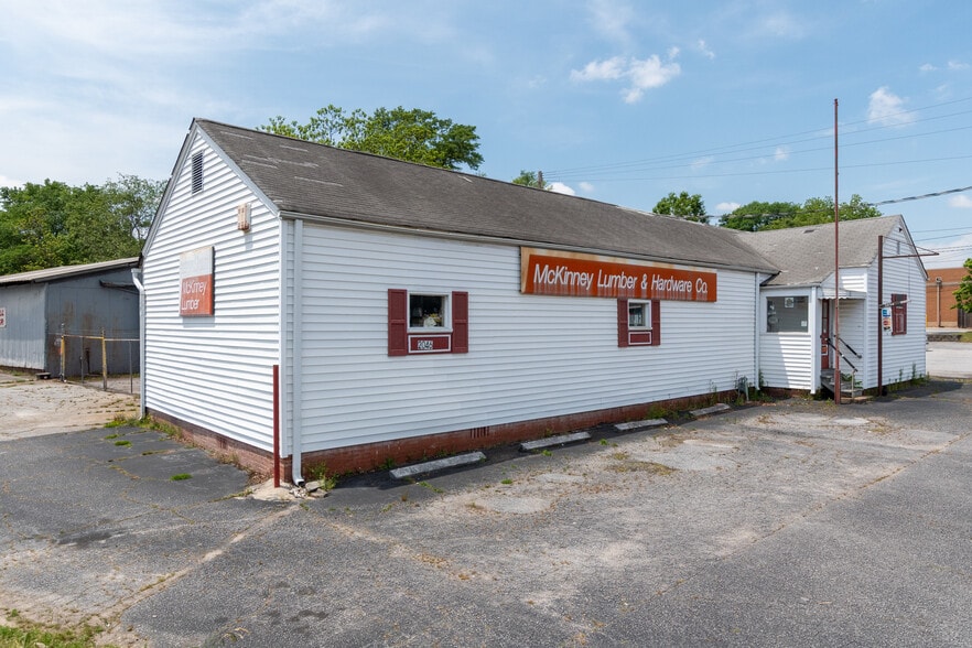 More Photos Of 2046 Laurens Rd, Greenville Freestanding For Lease
