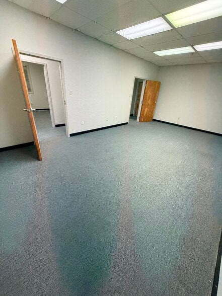 More Photos Of 825 Dawson Dr, Newark Warehouse For Lease