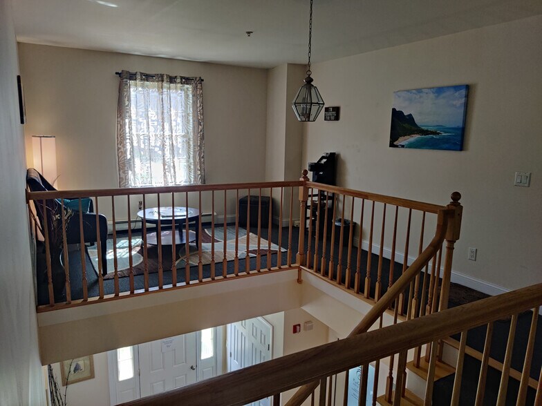 More Photos Of 230 Rockingham Rd, Derry Self Storage For Lease