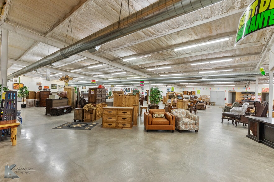 More Photos Of 302 N Access Rd, Clyde Showroom For Sale