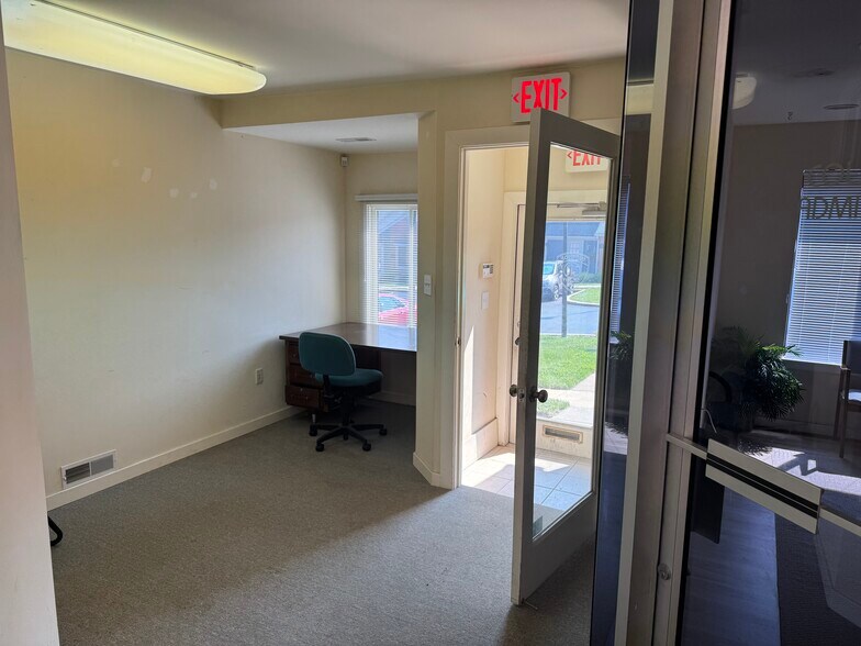 More Photos Of 5181 W Woodmill Dr, Wilmington Office For Lease