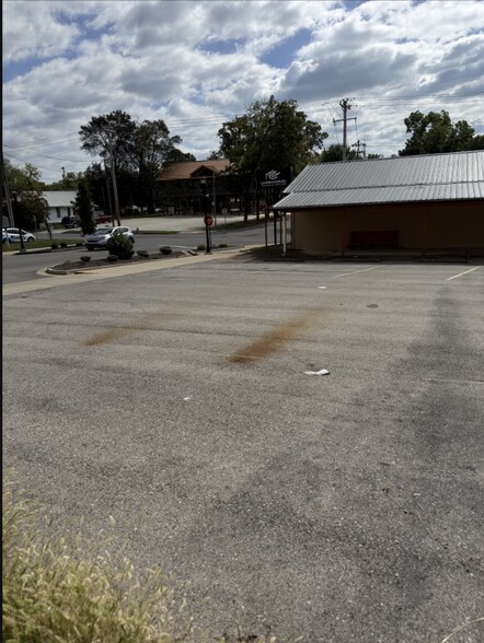 More Photos Of 29 Public Sq, Lawrenceburg General Retail For Lease