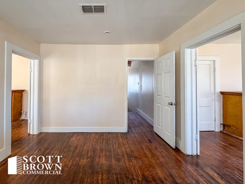 More Photos Of 821 N Locust St, Denton Office For Lease