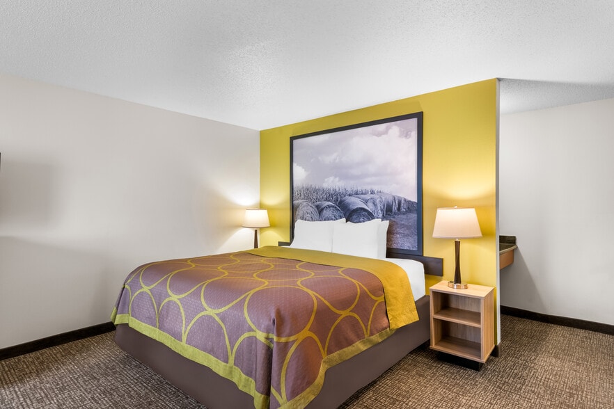 More Photos Of 210 10th St SE, Oelwein Hotel For Sale