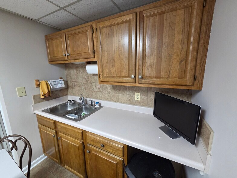 More Photos Of 352 Three Springs Rd, Bowling Green Office For Sale