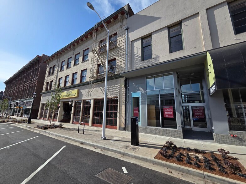 More Photos Of 174-188 NE Commercial St, Salem Storefront Retail Office For Lease