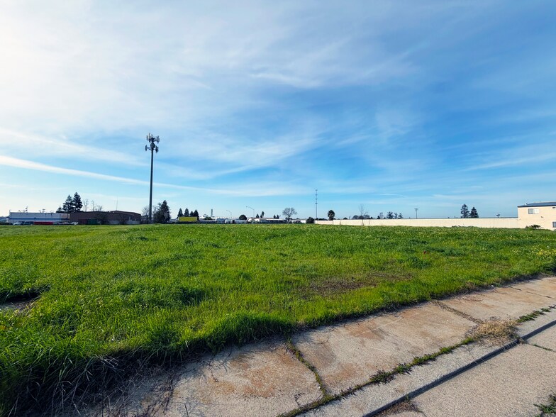 More Photos Of 695-710 Spaans Dr, Galt Land For Sale